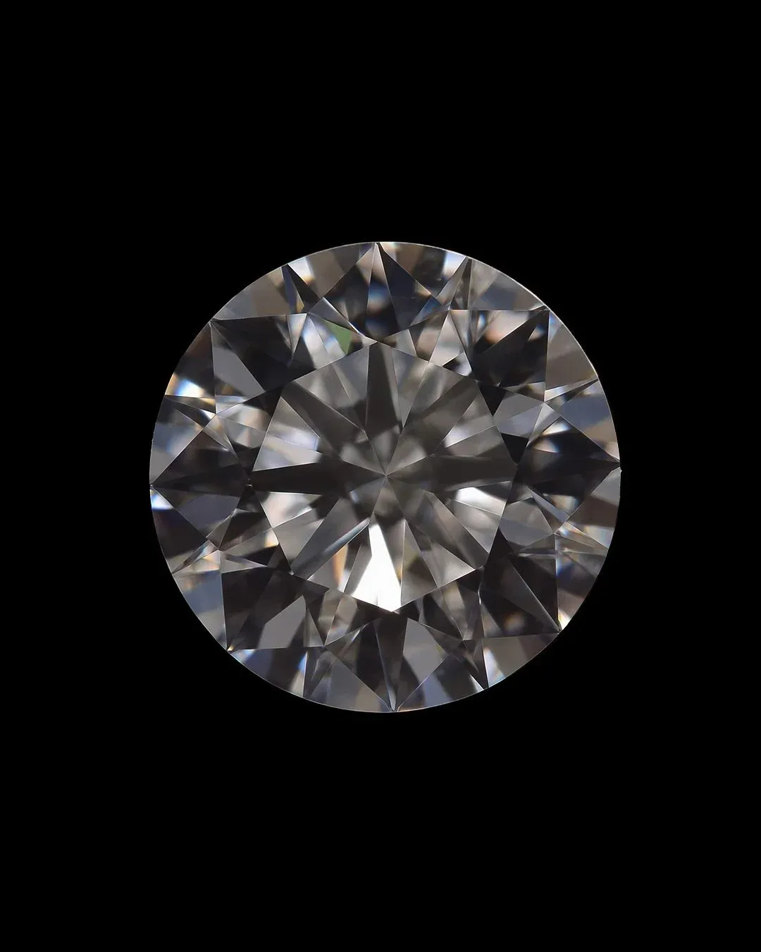 Brilliant round diamond with flawless clarity grade, showing no visible inclusions under magnification.